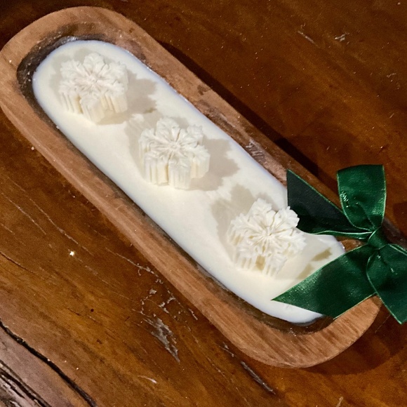 Hand Carved Wood Dough Bowl 3 Wick Vanilla, Caramel & Spice Snowflake Soy Candle - Picture 2 of 7